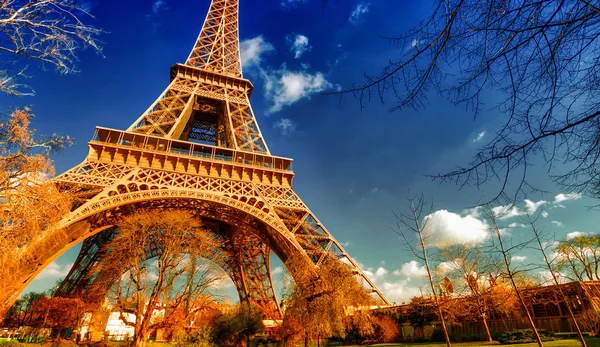 Upward View Eiffel Tower Beautiful Sunny Winter Day Paris France — Stock Photo, Image