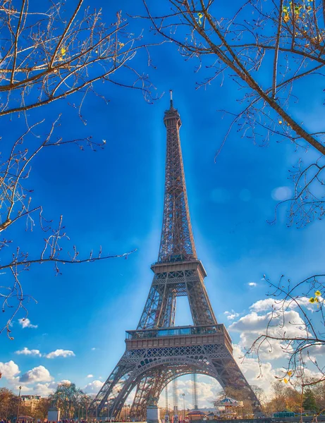 美しい晴れた日にパリのエッフェル塔 セーヌ川の遊歩道からの眺め — ストック写真