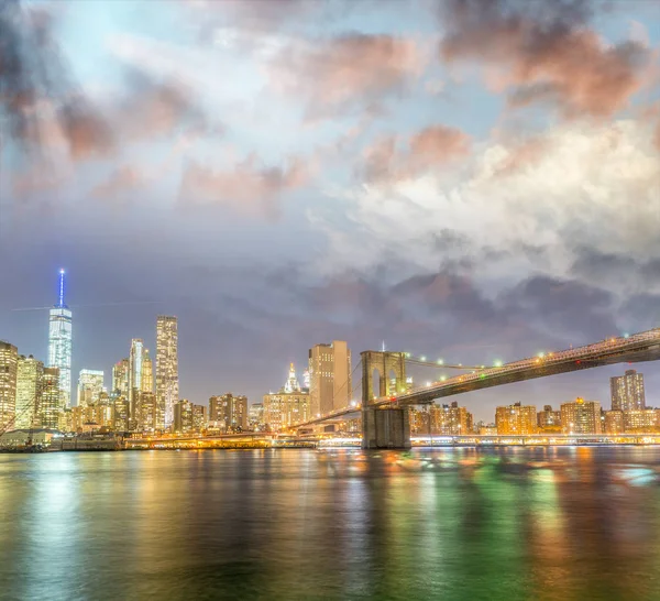 Manhattan Lichten Bij Zonsondergang Rivier Reflecties — Stockfoto
