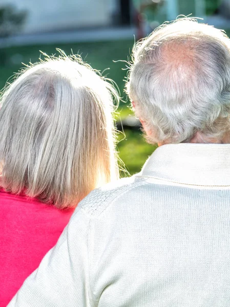 Gelukkig Bejaarde Echtpaar Tuin Genieten Van Zon Achteraanzicht — Stockfoto