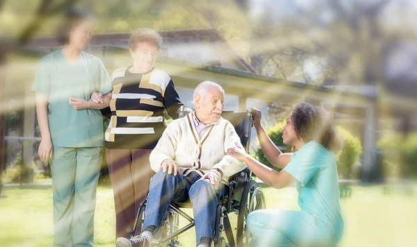 Dos Doctores Ayudando Ancianos Con Discapacidad Física Jardín Rehabilitación Con —  Fotos de Stock