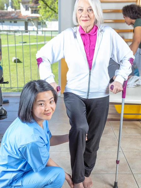 Centro Rehabilitación Para Ancianos Gimnasio Con Hombre Mujer Profesores — Foto de Stock