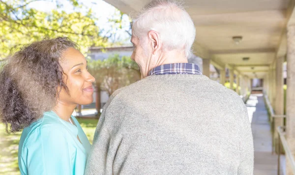 Afrikaanse Arts Geruststellend Oudere Patiënt Ziekenhuis Tuin Met Lichtstralen Uit — Stockfoto