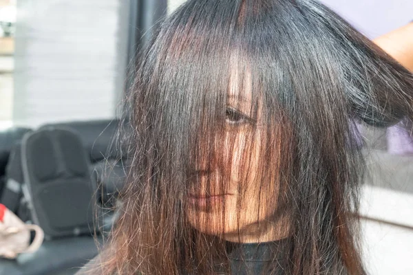 Nahaufnahme Friseur Macht Frisur Für Frau Den 40Er Jahren Schönheitssalon — Stockfoto