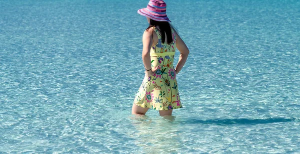 Mujer Con Sombrero Colores Hermoso Mar Vista Trasera Concepto Viaje —  Fotos de Stock