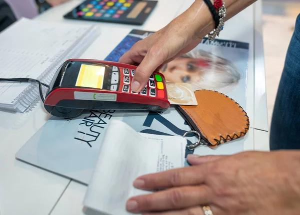 Cliente Femenino Pagando Salón Belleza — Foto de Stock