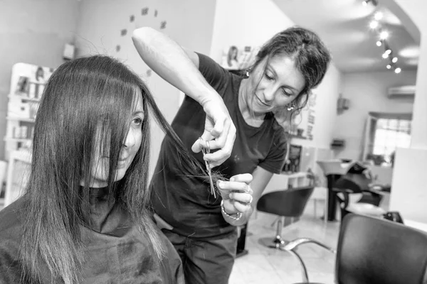 Closeup Hairdresser Makes Hairstyle Woman 40S Beauty Salon — Stock Photo, Image