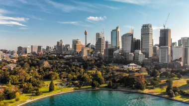 Sidney, Avustralya. Binalar ve bay ile şehir limanının havadan görünümü.