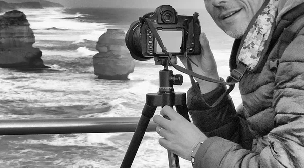 Man Met Camera Statief Fotograferen Van Prachtige Zonsondergang Australië Australië — Stockfoto