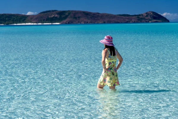 Frau Mit Buntem Hut Auf Einem Schönen Meer Rückansicht Reisekonzept — Stockfoto