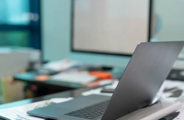 Moderner Laptop Auf Einem Überladenen Business Desktop — Stockfoto