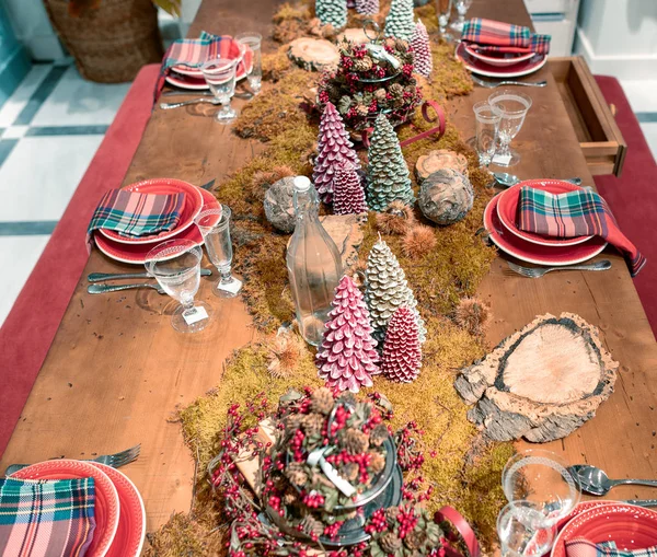 Mesa Servida Para Jantar Natal Sala Estar Cor Vermelha Dominante — Fotografia de Stock