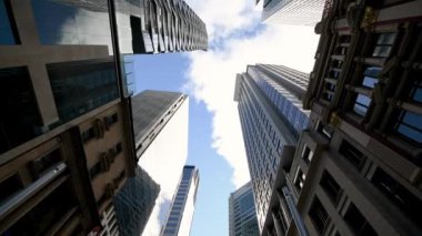 Sydney, Avustralya - 19 Ağustos 2018: Şehir şehir binalar havaya doğru bakış. Sydney 20 milyon insan her yıl çekiyor