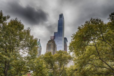 New York City - Ekim 2015: Central Park'tan gökdelenler bir bakış. Şehir her yıl 50 milyon kişi çekiyor.
