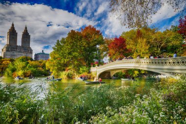 New York City - Ekim 2015: Turistler ve yerel olun Central Park gölde tekne turu. Şehir her yıl 50 milyon kişi çekiyor.