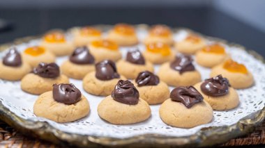 Reçelli ve çikolatalı kurabiyeler, yakın çekim..