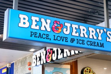 Sydney - 17 Ağustos 2018: İşareti gece Ben ve Jerry dondurma. Bu ünlü bir Amerikan dondurma şirketidir.
