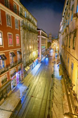 Lizbon - 30 Ekim 2018: Gece, havadan görünümü ışıklı Caddesi'nde. Lizbon her yıl 3 milyon turist çeken.