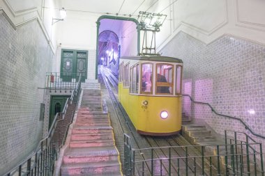 Lizbon - 31 Ekim 2018: Ascensor da Bica gece insanlar. Lizbon her yıl 3 milyon turist çeken.
