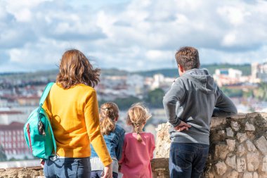 Şehir manzarayı güzel bir günde dört kişilik aile. Arkadan görünüşü baba, anne ve iki çocuk panorama adlı arıyorsunuz.