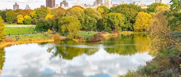 Refleksje Nad Jeziorem Central Parku Sezonie Liści New York City — Zdjęcie stockowe