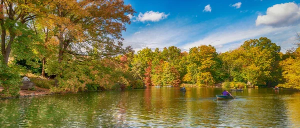 Reflexões Lago Central Park Durante Temporada Folhagem Nova York — Fotografia de Stock
