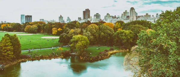 Gebouwen Wolkenkrabbers Van New York City Central Park Gebladerte Seizoen — Stockfoto