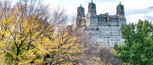 Здания Небоскребы Нью Йорка Центрального Парка Сезон Листвы — стоковое фото