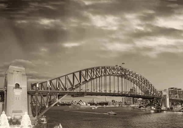 从澳大利亚卢纳公园摩天轮的悉尼港大桥夜景 澳大利亚 — 图库照片