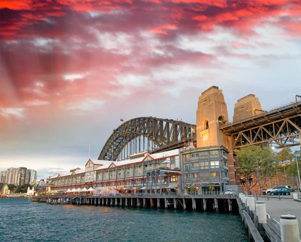 Nattvisning Sydney Harbor Bridge Från Kajen Vid Solnedgången Australien — Stockfoto