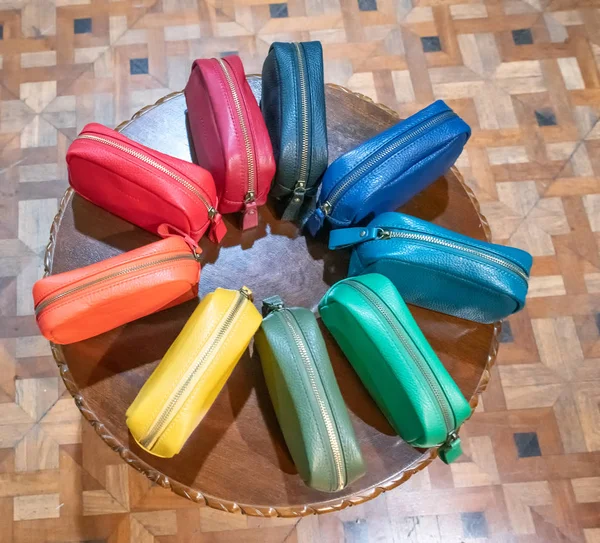 Yerden Izole Renkli Çantalar Üstten Görünüm — Stok fotoğraf