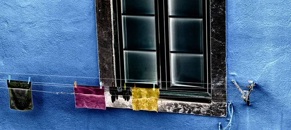 Blaue Hauswand Mit Weißem Fenster Und Farbenfroher Hängender Kleidung — Stockfoto