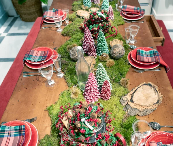 Tabeli Serwowane Świąteczny Obiad Salonie Czerwony Kolor Dominujący — Zdjęcie stockowe
