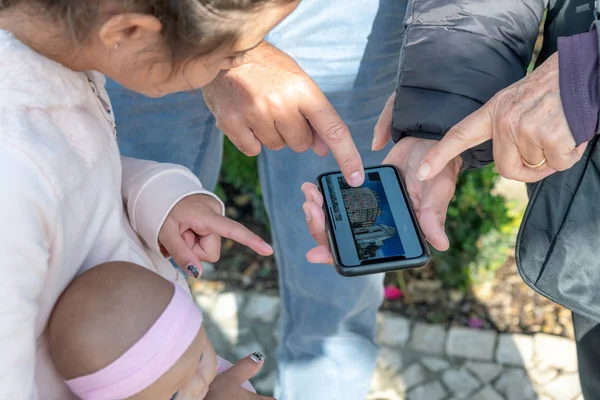 Tři Generace Při Pohledu Mobilní Obrázky Navštíví Město Pouliční Fotografie — Stock fotografie