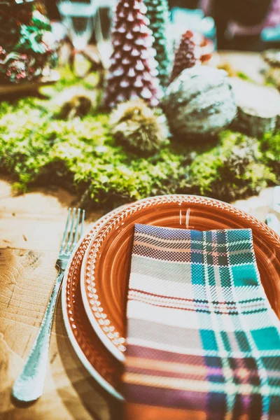 Decoración Mesa Navidad Vajilla Festiva Con Velas Platos Rojos Comedor —  Fotos de Stock