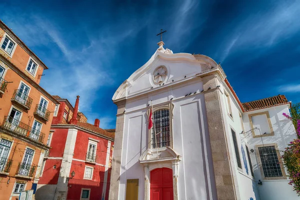 Valkoinen Kirkko Värikkäät Rakennukset Lissabonissa Aurinkoisena Päivänä — kuvapankkivalokuva