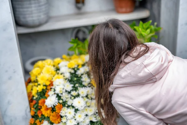 Nahaufnahme Eines Traurigen Jungen Mädchens Das Blumen Vor Dem Grabstein — Stockfoto