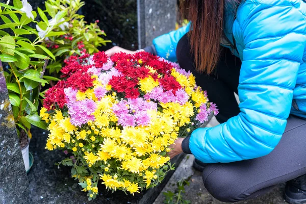 Close Uma Mulher Triste Segurando Fowers Frente Amoroso Gravestone Concentre — Fotografia de Stock