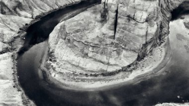 At nalı Bend havadan görünümü siyah ve beyaz, Arizona.