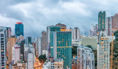 Hong Kong modern manzarası alacakaranlıkta.