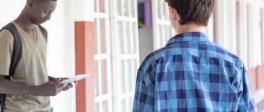 Kaç okul koridorda toplantı gençler arkadaş.