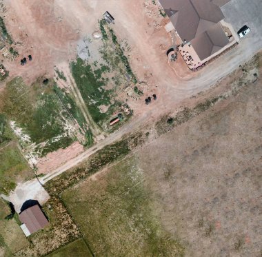 Konstrüksiyon açık kırsal kesimde havai görünümü.