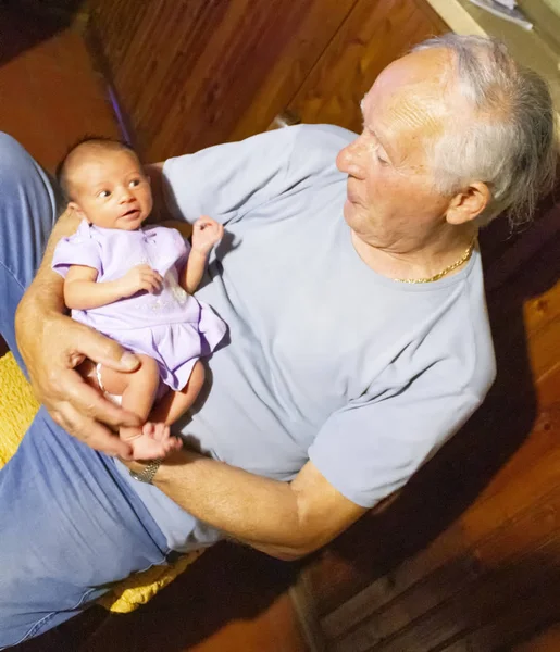 Νεογέννητο Μωρό Στην Αγκαλιά Του Παππού Της — Φωτογραφία Αρχείου