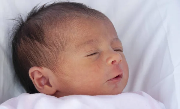 Yeni Doğan Bebek Yüz Buruşturma Yatakta Döşeme — Stok fotoğraf