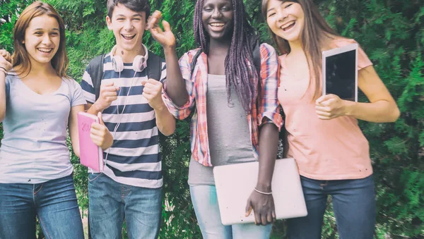 Grupo Adolescentes Multi Étnicos Feliz Sorrindo Brincando Livre Com Cadernos — Fotografia de Stock