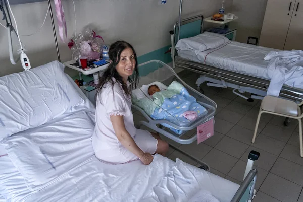 Felice Madre Suo Neonato Camera Ospedale — Foto Stock