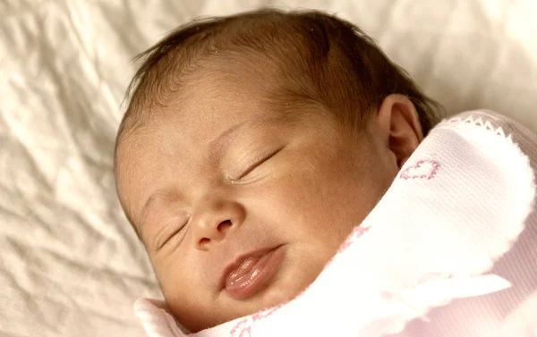 Первые Дни Жизни Новорожденного Ребенок Лежит Кровати Деталь Рту — стоковое фото