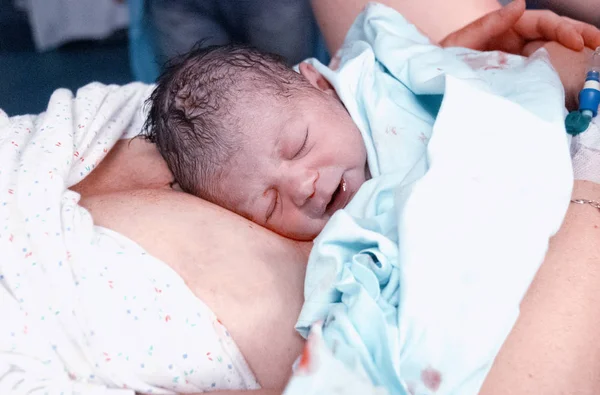 Primer Plano Recién Nacido Durmiendo Pecho Madre Sala Partos Del —  Fotos de Stock