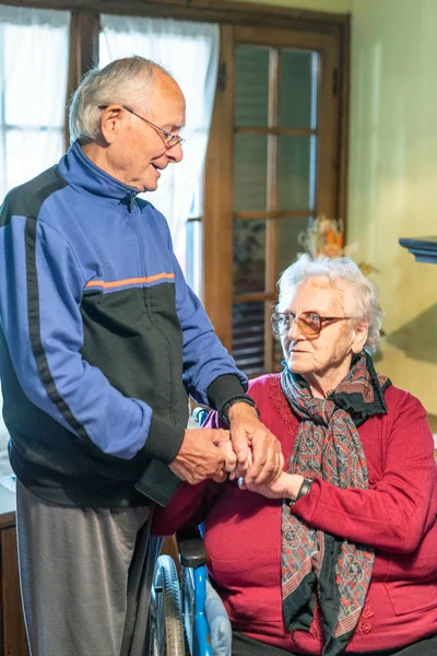 Ederly Couple Holding Hands Home — Stock Photo, Image