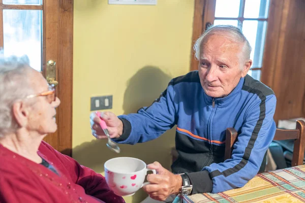 Yaşlı Bir Adam Karısını Evde Besliyor — Stok fotoğraf
